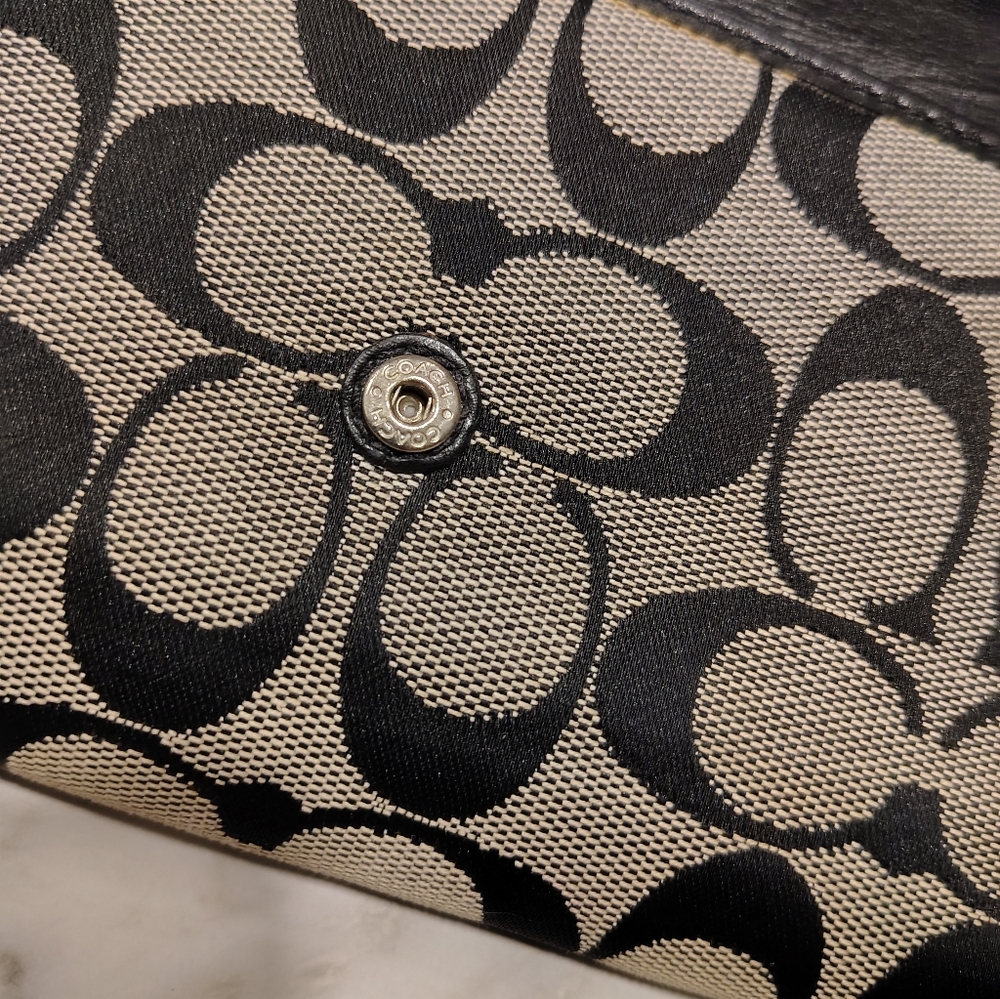 Coach Signature Wallet - Picture 4 of 5